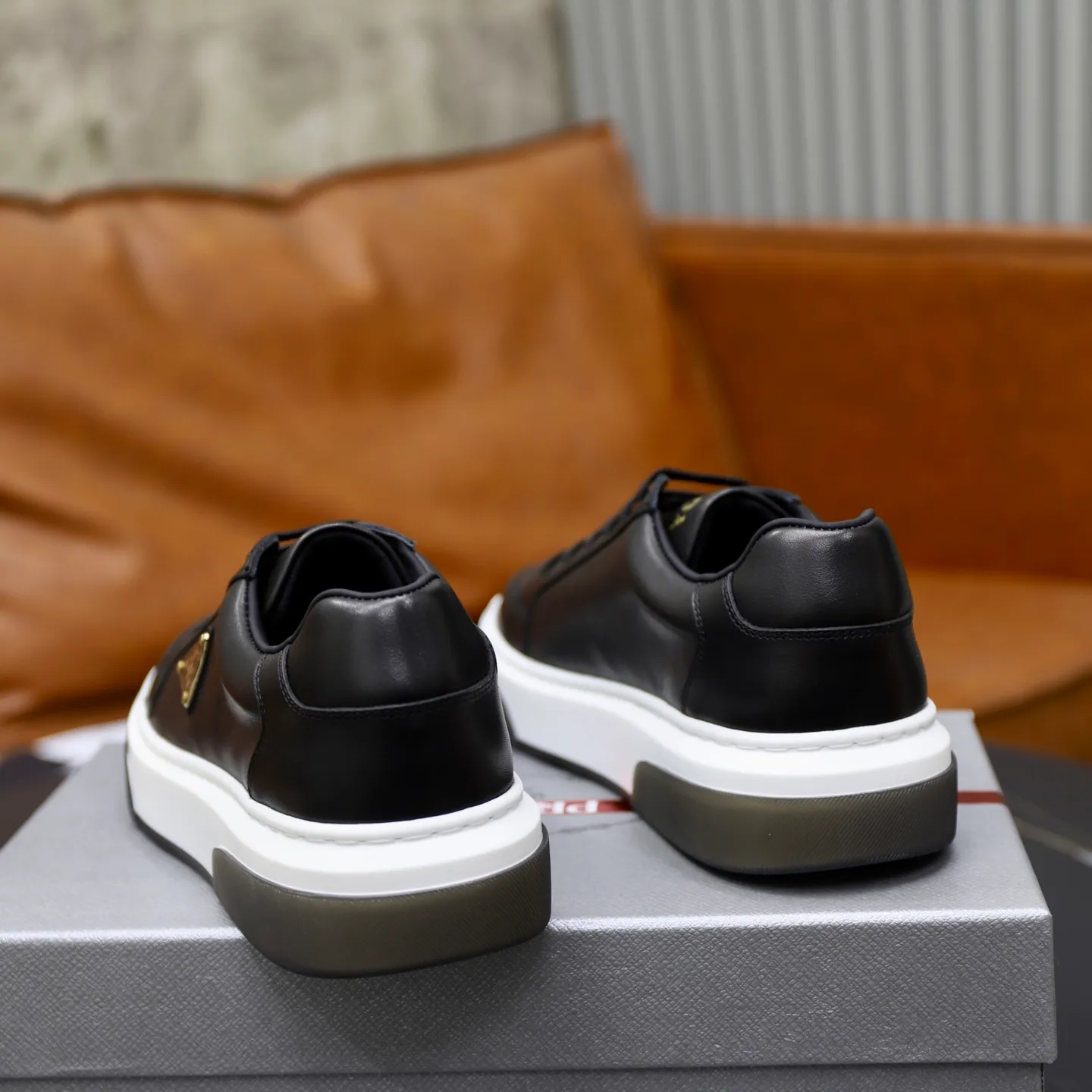 Factory price: 720💰Top original order Brand: PRADA (Prada) Standard code: Men's size 38/44 (45 can be customized) Grade: Same as the official website Material: Original cowhide stitching imported cowhide lining Original combination two-color wear-resistant soft outsole Style category: Leisure and sports version Young fashion European and American trend British style Color: Actual picture color
